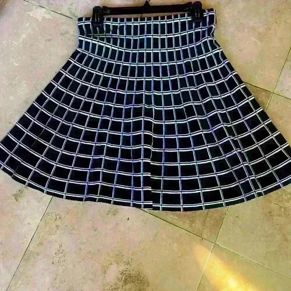 Cynthia Rowley Skirt. Large. Good condition. Black and white elastic waist - Picture 10 of 11